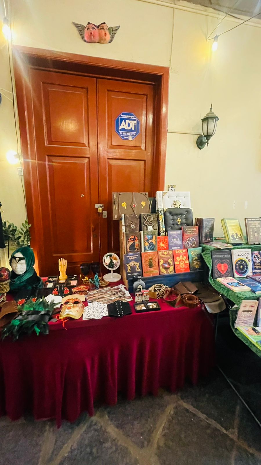 Montaje del mercado en Casa de los Ángeles